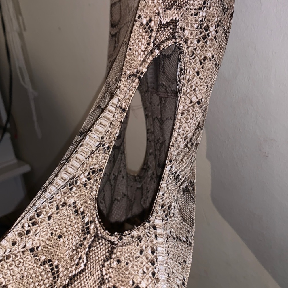 this is a body suit is from cage and it’s in good condition a medium - Picture 2 of 4